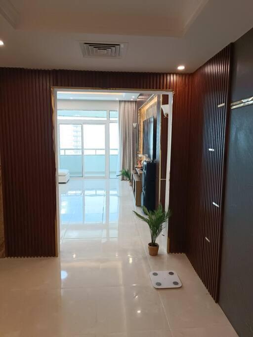 Apartamento شقة فخمة وواسعة تسع عائلة كبيرة Ajmán Exterior foto